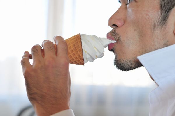 男性写真 アイスクリームを食べる