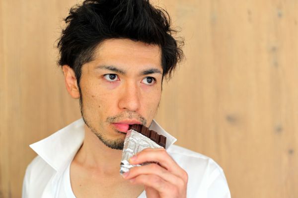 男性写真 チョコレートを食べる