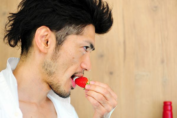 男性写真 イチゴを食べる
